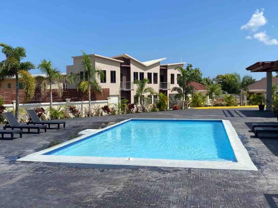 Sun Shine Luxury Villas 2 Bedroom Pool & Gym Ocho Rios St Ann Buitenkant foto