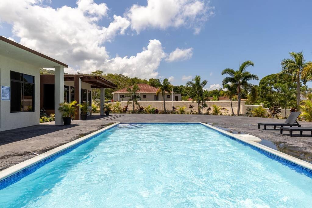 Sun Shine Luxury Villas 2 Bedroom Pool & Gym Ocho Rios St Ann Buitenkant foto